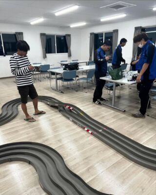 技能実習生が10月10日、インドネシアに帰国します。🇮🇩
帰国前最後のミニ四駆を楽しんでいます。🚗💨💨
インドネシアに帰ってもミニ四駆がんばれ！😆#長野県 #中野市 #鉄工所 #鉄骨製作　#Hグレード #社員募集中 #技能実習生 #インドネシア #ミニ四駆