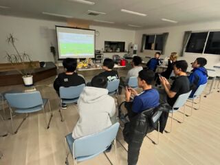 いよいよキックオフです⚽️
今夜はアウェーで試合ですが、こちらもアウェーな感じです
🇯🇵🇮🇩🇮🇩
隣のテレビではサムライジャパン⚾️笑笑がんばれ日本！👊🏻#長野県 #中野市 #鉄工所 #鉄骨製作　#Hグレード #サッカー #日本対インドネシア #FIFAアジア最終予選