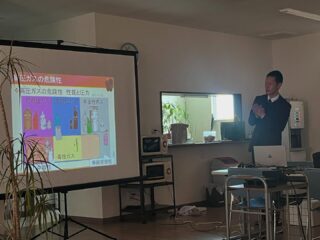 ガスの安全講習会を宮原酸素さんにやっていただきました。🧐
ドライアイスを使った実験もやりながら、ガスについて勉強しました📖
普段何気なく使っているガスですが、使用方法を間違えれば爆発などの大災害になるんだと、改めて認識しました💣💥
気を引き締め直して、安全作業でがんばろう‼️
おーっ👊🏻#長野県 #中野市 #鉄工所 #鉄骨製作#Hグレード #社員募集中 #ガス #ガス爆発 #安全講習会 #宮原酸素